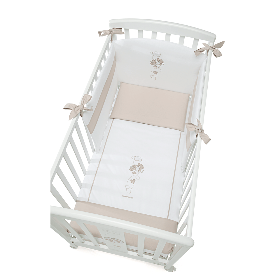 Topview of BabyFly duvet set for babycot.The fabric set consists of bumpers, quilt cover, padding and pillowcase.
