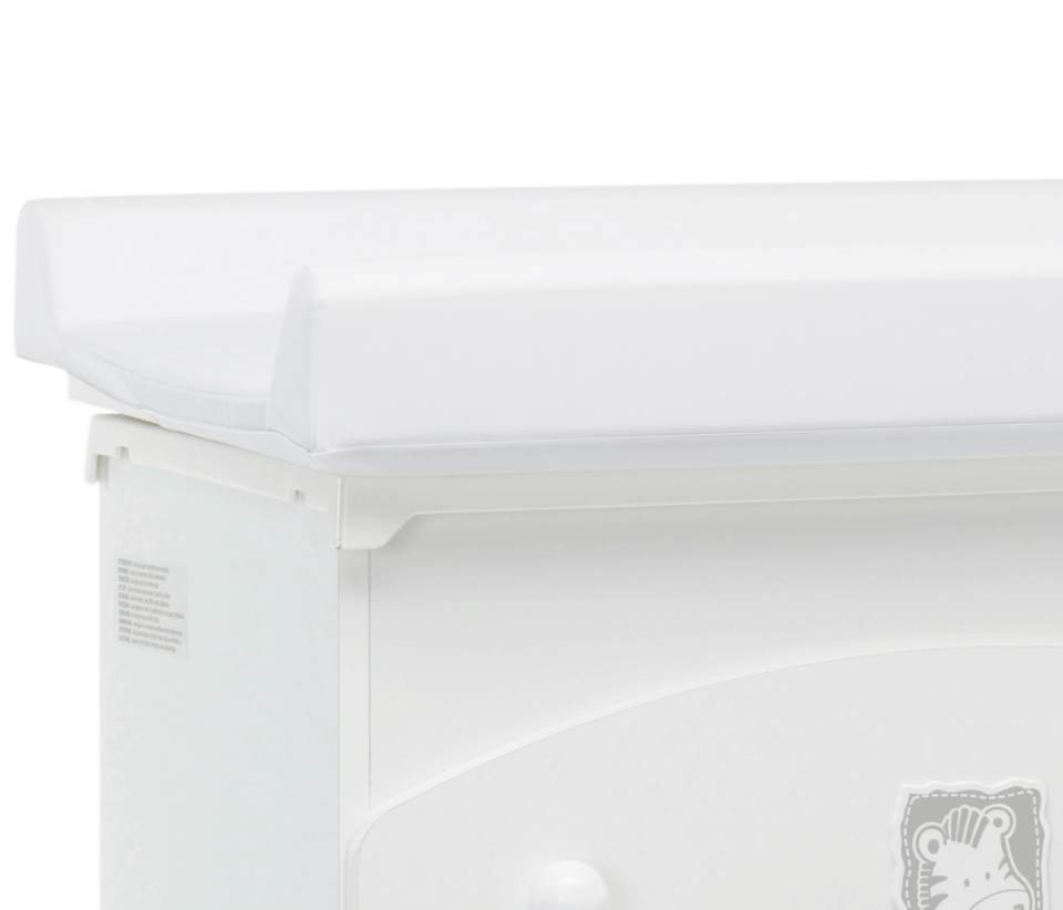 The Babyzoo baby bath & changing table by Foppapedretti is equipped with a removable bathtub, drawers, a folding shelf with a changing mat.