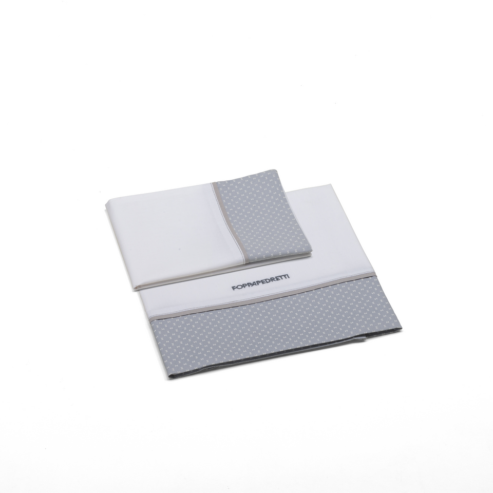 Bedding set for the bedside crib by Foppapedretti, made with extremely comfortable high-quality fabric.