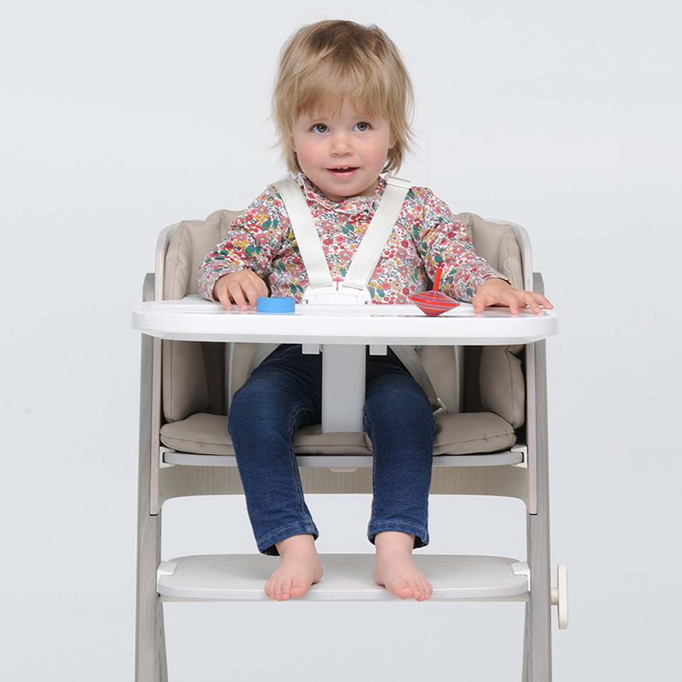 A 5-points harness of the TIRAMISÙ high chair by Foppapedretti. Perfect for providing extra security and safety for restless children. Designed & Made in Italy.