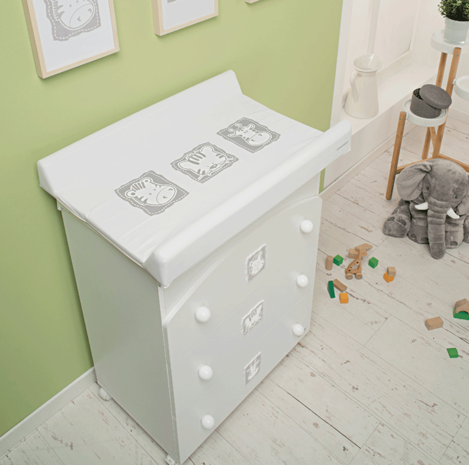 The Babyzoo baby bath & changing table by Foppapedretti is equipped with a removable bathtub, drawers, a folding shelf with a changing mat.