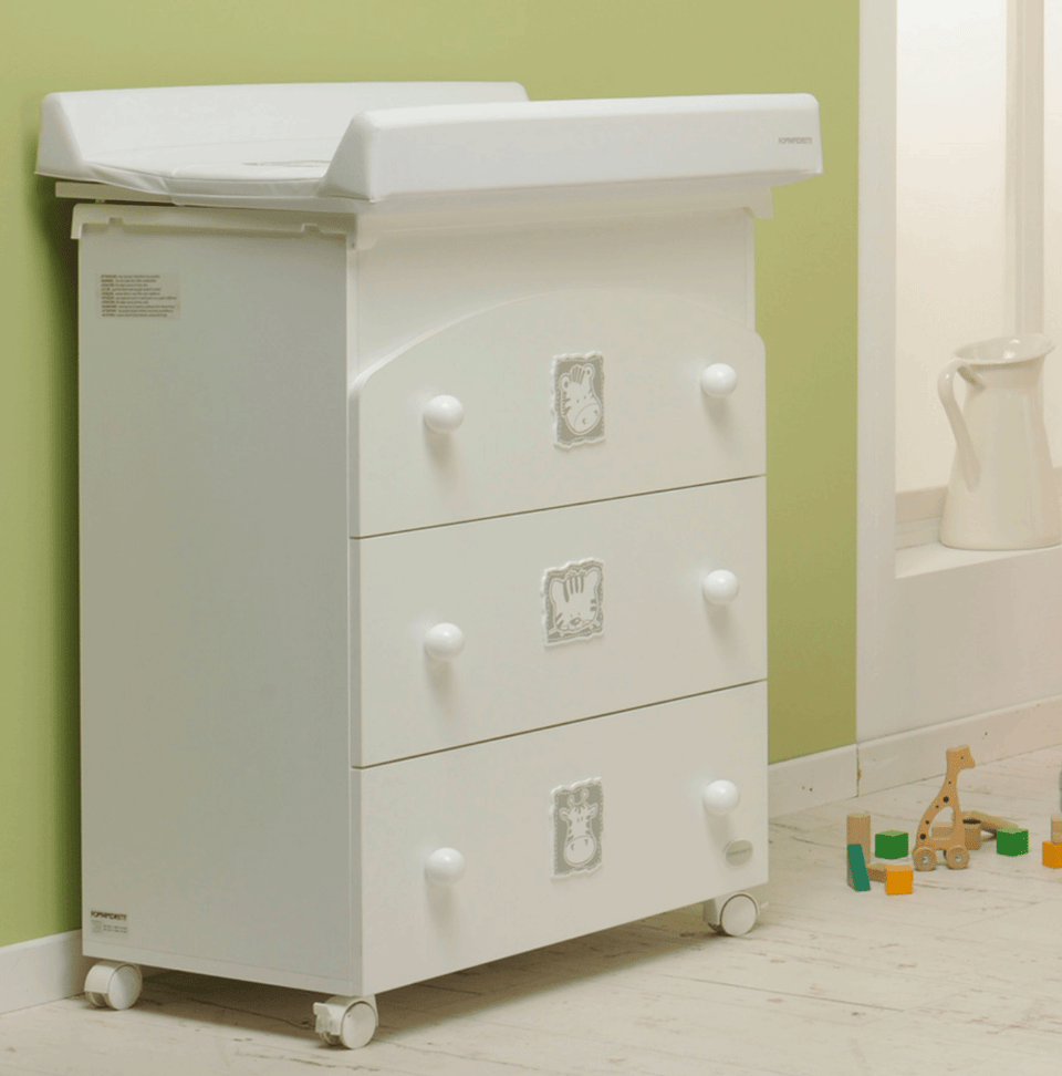 The Babyzoo baby bath & changing table by Foppapedretti is equipped with a removable bathtub, drawers, a folding shelf with a changing mat.