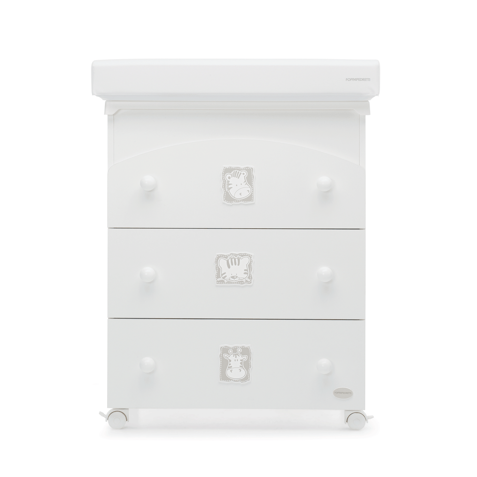 The Babyzoo baby bath & changing table by Foppapedretti is equipped with a removable bathtub, drawers, a folding shelf with a changing mat.