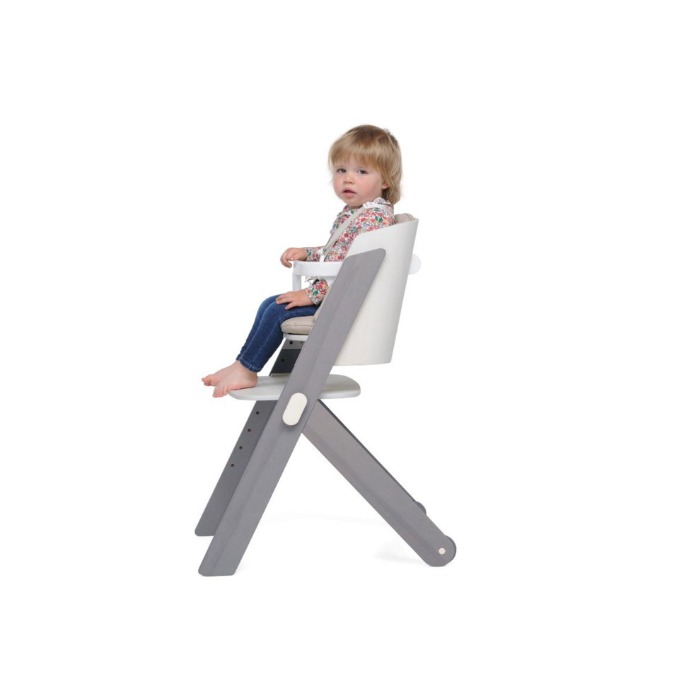 The is a safety barrier for the TIRAMISÙ high chair, it perfectly fits for the evolutionary high-chair to ensure your child's safety. Designed and made in Italy.