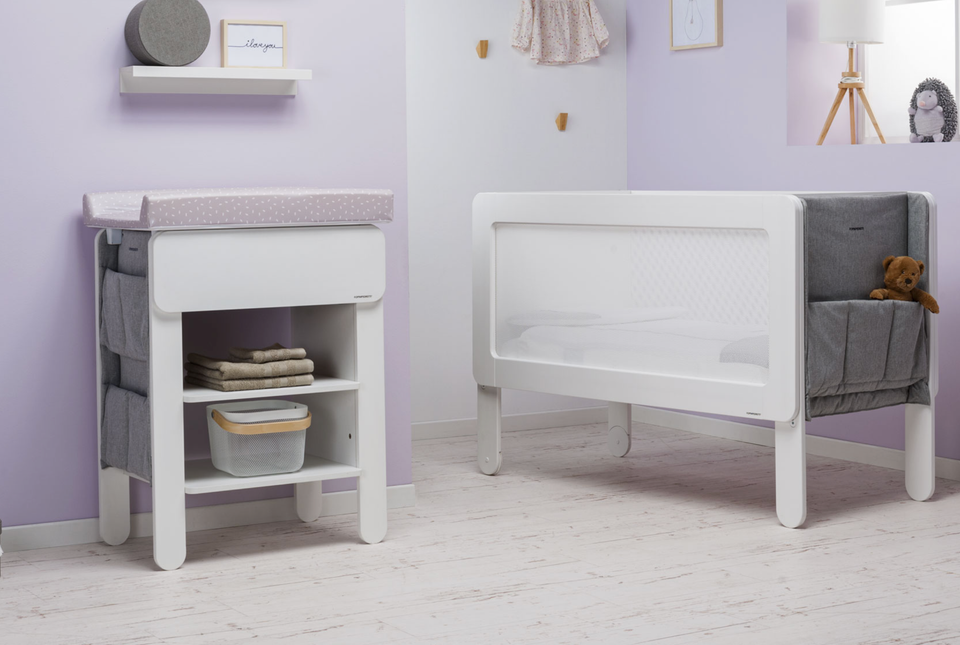 A baby cot with a minimalist design, the wooden frame matches the cot side which is made of a special mesh, provide the ideal air circulation for the baby’s sleep. 100% designed and manufactured in Italy.