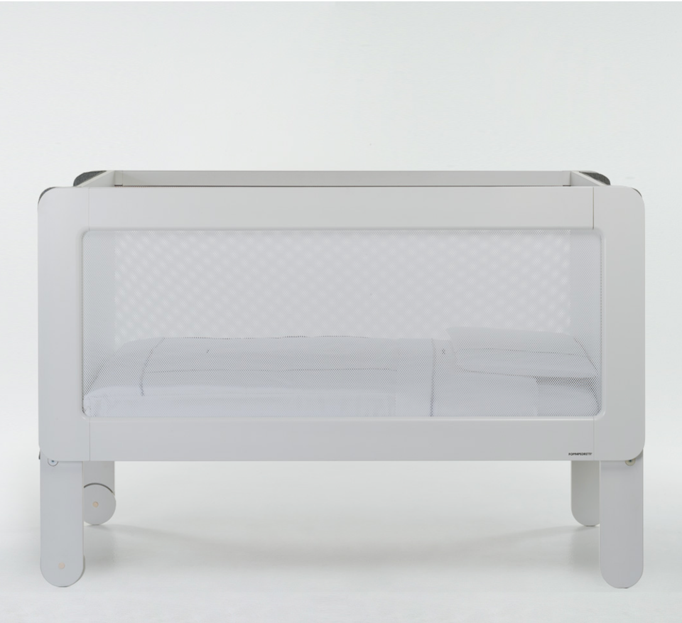 A baby cot with a minimalist design, the wooden frame matches the cot side which is made of a special mesh, provide the ideal air circulation for the baby’s sleep. 100% designed and manufactured in Italy.